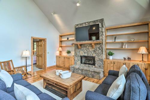 Sapphire Retreat With 2 Decks And Resort Access!
