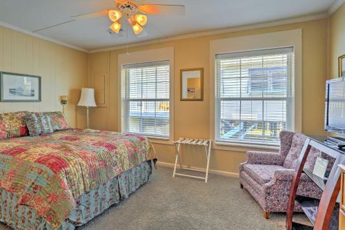 Spacious Sunset Beach Home - Walk To Beach And Pier!