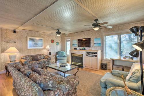 Sunset Beach Home With 4-level Deck About 1 Mi To Pier!