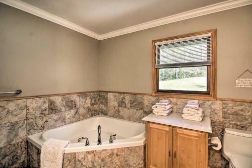 Tranquil 6-acre Retreat With Hot Tub And Mtn Views