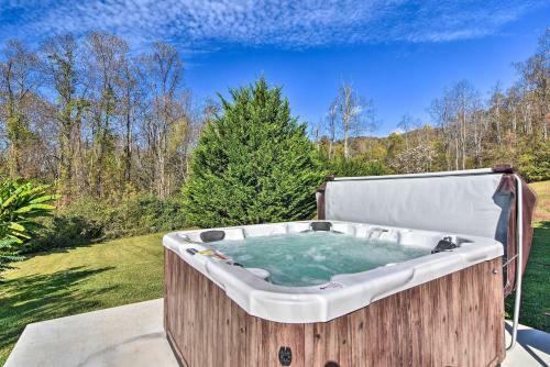 Tranquil 6-acre Retreat With Hot Tub And Mtn Views
