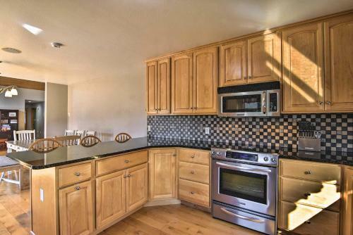 Tranquil 6-acre Retreat With Hot Tub And Mtn Views