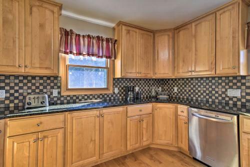 Tranquil 6-acre Retreat With Hot Tub And Mtn Views