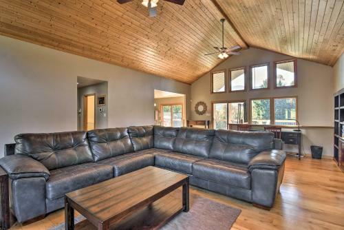 Tranquil 6-acre Retreat With Hot Tub And Mtn Views
