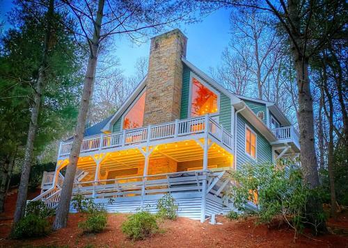 Custom-built Mountain Retreat - 3 Acres & Hot Tub Home