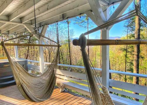 Custom-built Mountain Retreat - 3 Acres & Hot Tub Home