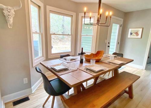 Custom-built Mountain Retreat - 3 Acres & Hot Tub Home