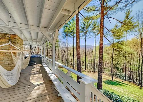 Custom-built Mountain Retreat - 3 Acres & Hot Tub Home