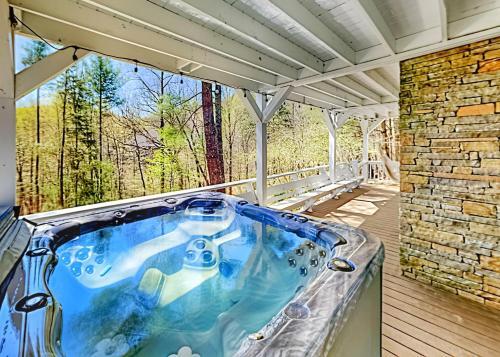 Custom-built Mountain Retreat - 3 Acres & Hot Tub Home