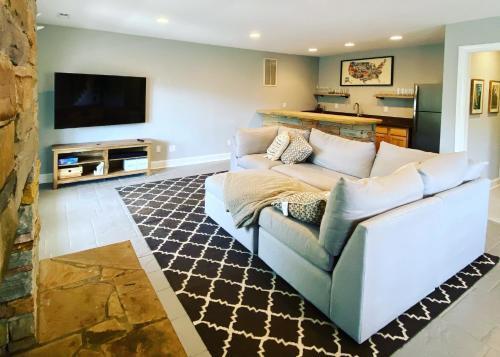 Custom-built Mountain Retreat - 3 Acres & Hot Tub Home