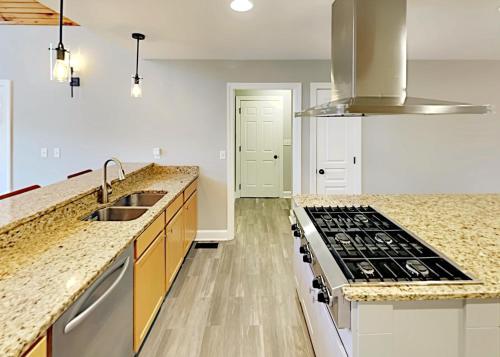 Custom-built Mountain Retreat - 3 Acres & Hot Tub Home