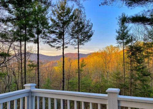 Custom-built Mountain Retreat - 3 Acres & Hot Tub Home