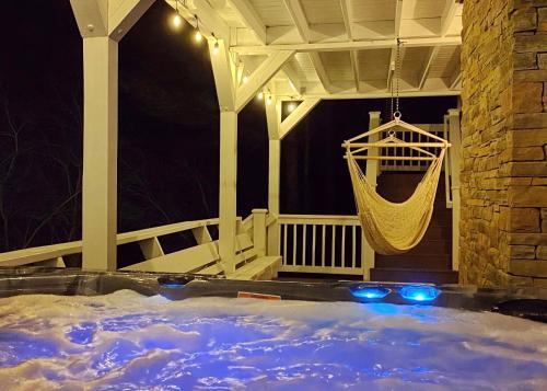 Custom-built Mountain Retreat - 3 Acres & Hot Tub Home