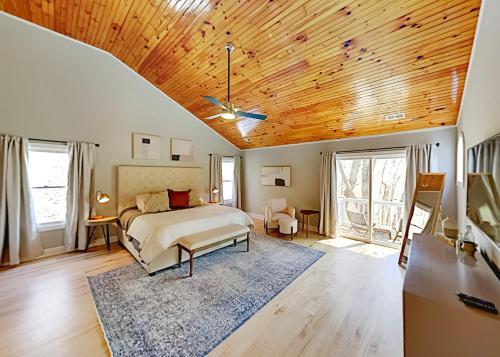 Custom-built Mountain Retreat - 3 Acres & Hot Tub Home