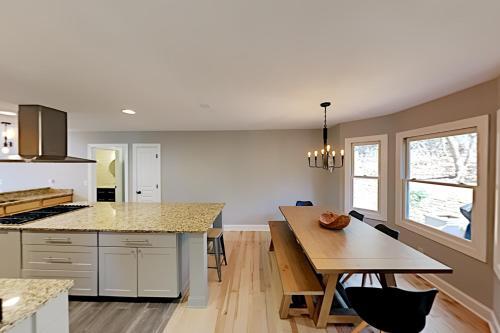 Custom-built Mountain Retreat - 3 Acres & Hot Tub Home