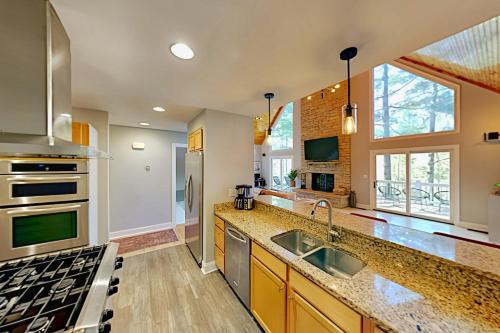 Custom-built Mountain Retreat - 3 Acres & Hot Tub Home