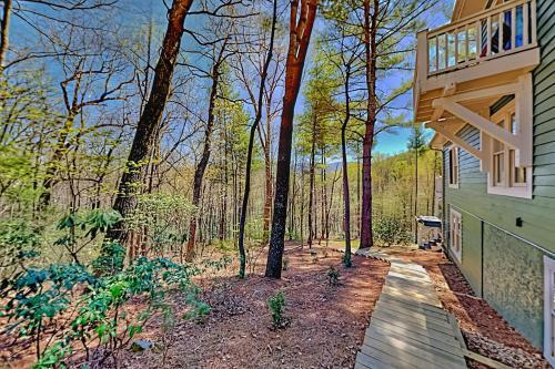 Custom-built Mountain Retreat - 3 Acres & Hot Tub Home
