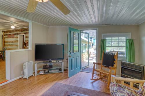 1 Bed 1 Bath Vacation Home In Sylva