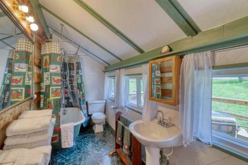 1 Bed 1 Bath Vacation Home In Sylva