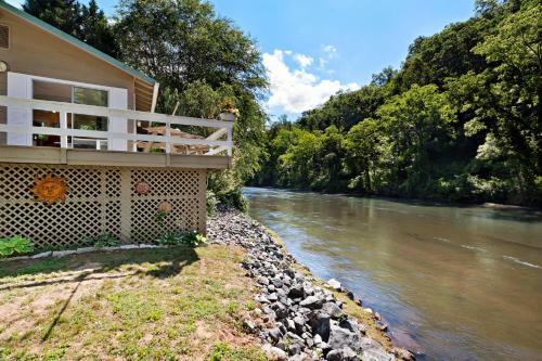 2 Bed 1 Bath Vacation Home In Sylva