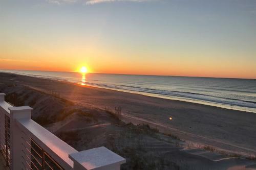 Beachfront Oasis 2 Huge Decks, Bbq And Views!