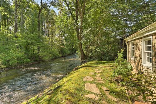 Charming Waynesville Cottage With Deck On Creek