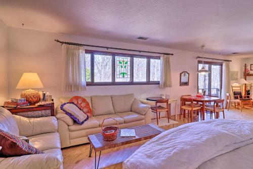 Apartamento Mountaintop Studio With Deck And Views - 3 Mi To Wcu!