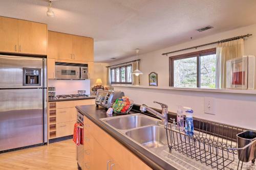 Apartamento Mountaintop Studio With Deck And Views - 3 Mi To Wcu!