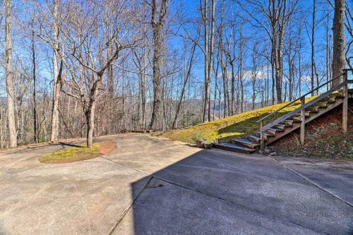 Apartamento Mountaintop Studio With Deck And Views - 3 Mi To Wcu!