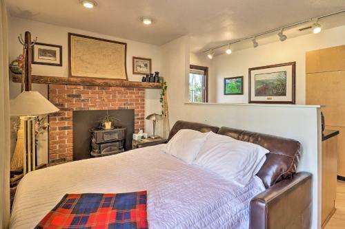 Apartamento Mountaintop Studio With Deck And Views - 3 Mi To Wcu!