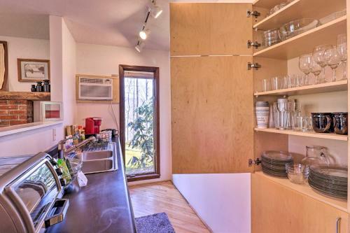 Apartamento Mountaintop Studio With Deck And Views - 3 Mi To Wcu!