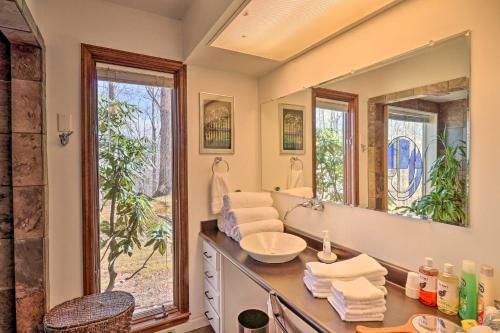 Apartamento Mountaintop Studio With Deck And Views - 3 Mi To Wcu!