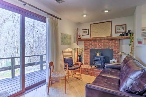 Apartamento Mountaintop Studio With Deck And Views - 3 Mi To Wcu!
