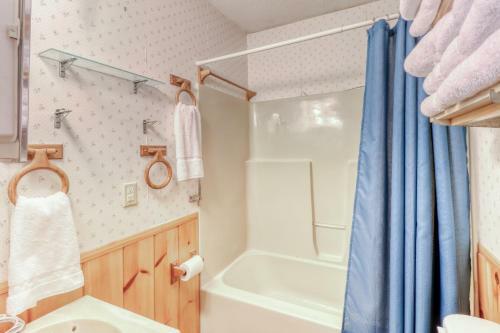 2 Bed 1 Bath Vacation Home In Whittier