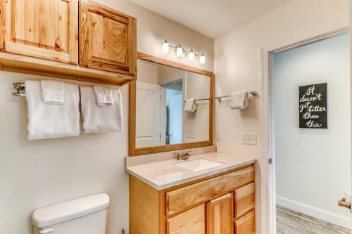 2 Bed 2 Bath Vacation Home In Whittier III