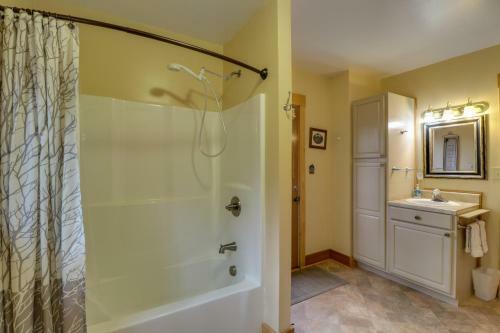 2 Bed 2 Bath Vacation Home In Whittier V
