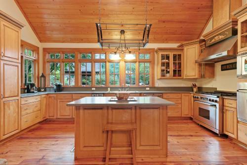 4 Bed 4 Bath Vacation Home In Whittier