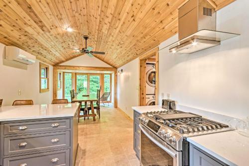 Custom Creekside Cabin 15 Mi From Asheville!