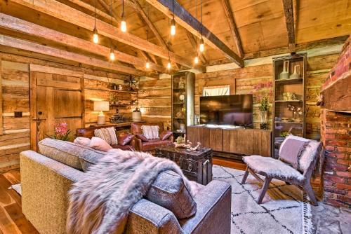 Charming Cabin On 2 And Acres - 10 Mi To Asheville!
