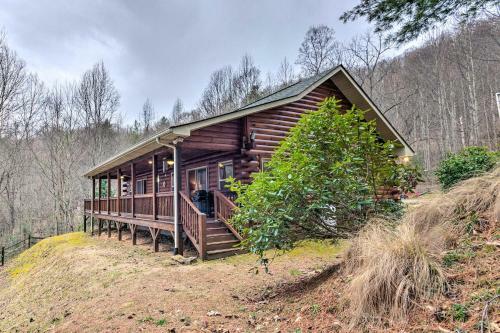 Peaceful Smoky Mountain Cabin With Deck And Firepit!