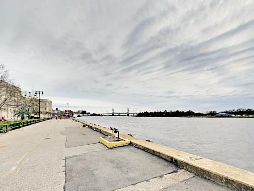 Apartamento Downtown Condo With River View, Near Shops & Beaches Condo