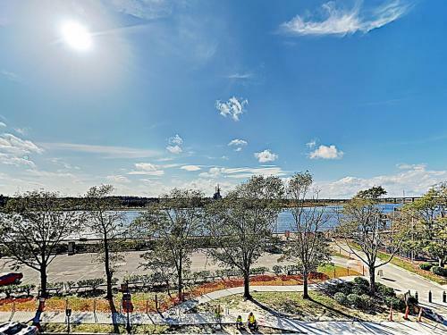 Apartamento Downtown Condo With River View, Near Shops & Beaches Condo