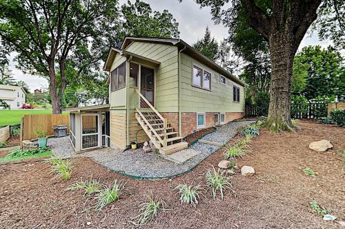 Contemporary Oasis With Fire Pit - Walkable Locale Home