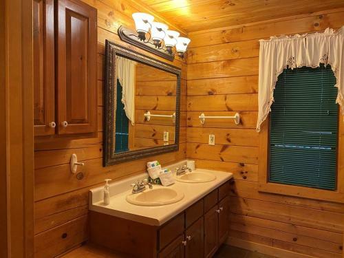 Shady Ridge Lodge Cabin