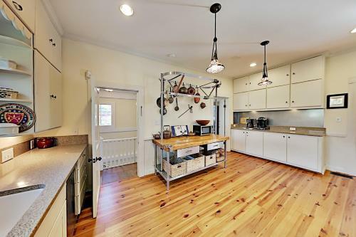 Upgraded Craftsman Gem - Firepit - Walk To Dining Home