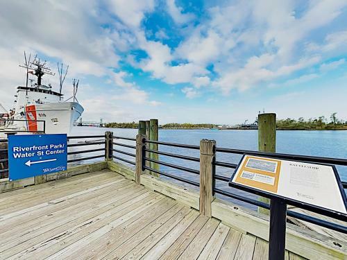 Apartamento New Listing! 9th-floor River-view Condo With Balcony Condo