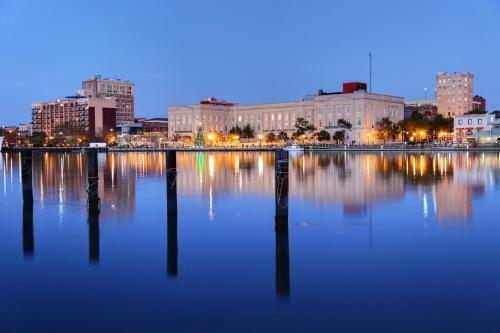 Apartamento New Listing! 9th-floor River-view Condo With Balcony Condo