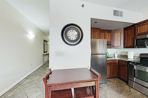 Apartamento New Listing! 9th-floor River-view Condo With Balcony Condo