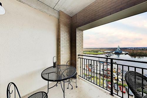 Apartamento New Listing! 9th-floor River-view Condo With Balcony Condo
