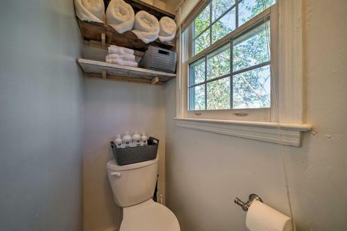 Cozy Tiny House 4 Miles To Downtown Wilmington!